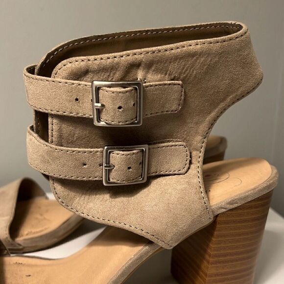 Heart in D Women's Taupe Suede Double Ankle Strap Block Heel Sandal Size 8 - Picture 4 of 14